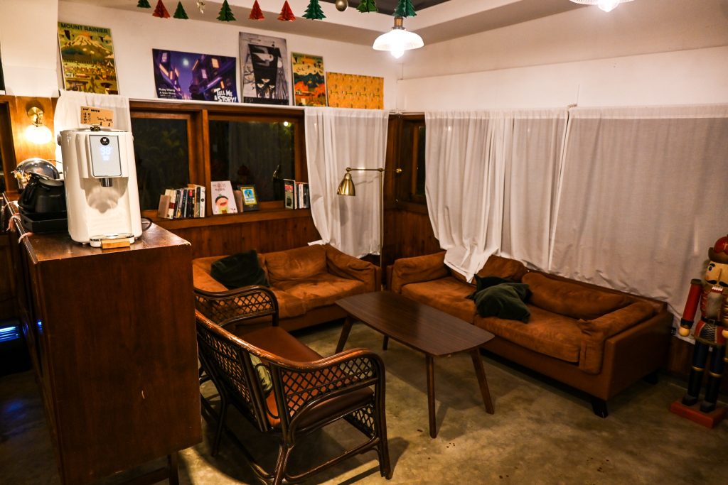 【台北文山】生活在他方-夜貓店|體驗貓空夜生活|貓空深夜咖啡廳、寵物友善餐廳、繪本書店|超高水準千層蛋糕、眷村乾拌麵|俯視臺北盆地夜景