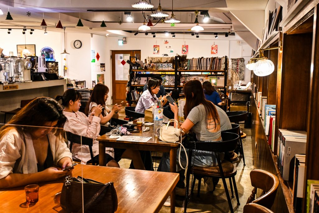 【台北文山】生活在他方-夜貓店|體驗貓空夜生活|貓空深夜咖啡廳、寵物友善餐廳、繪本書店|超高水準千層蛋糕、眷村乾拌麵|俯視臺北盆地夜景