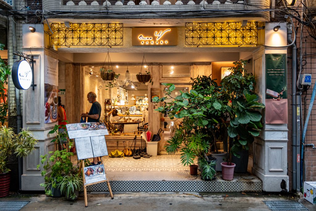 【台北中山】Miss V Bakery Cafe 赤峰店|媒體評比台北第一肉桂捲|歐美風格Bakery Café|赤峰街網美早午餐、下午茶推薦