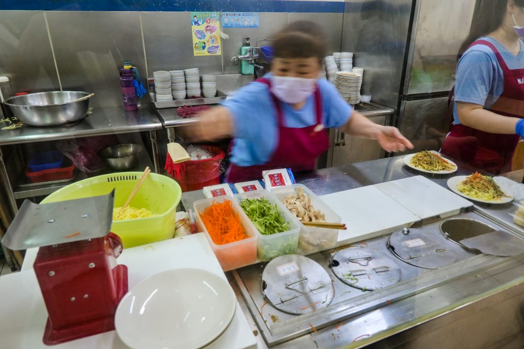 【桃園中壢】雙營涼麵|中壢超高人氣排隊美食|推薦蒜味涼麵加雞絲|鄰近中壢火車站