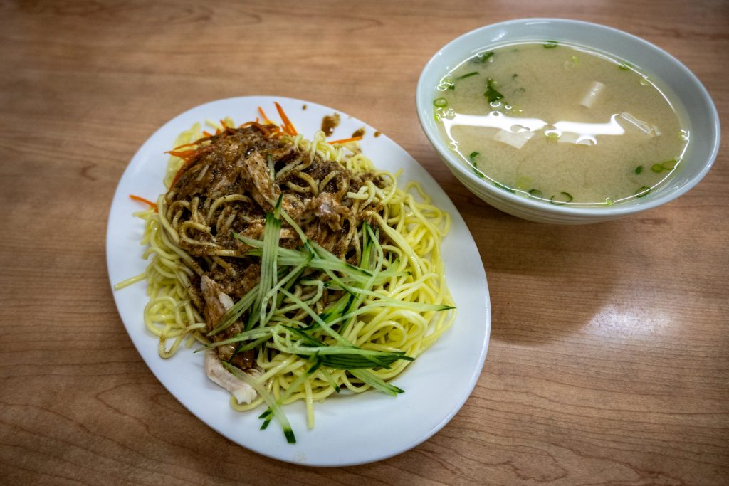 【桃園中壢】雙營涼麵|中壢超高人氣排隊美食|推薦蒜味涼麵加雞絲|鄰近中壢火車站