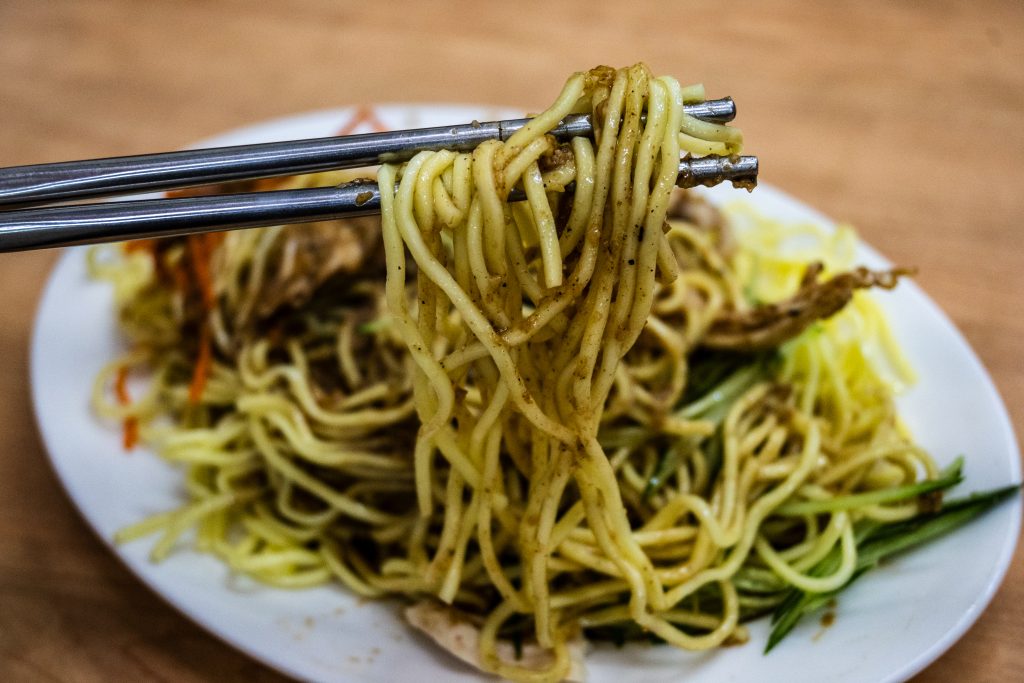 【桃園中壢】雙營涼麵|中壢超高人氣排隊美食|推薦蒜味涼麵加雞絲|鄰近中壢火車站