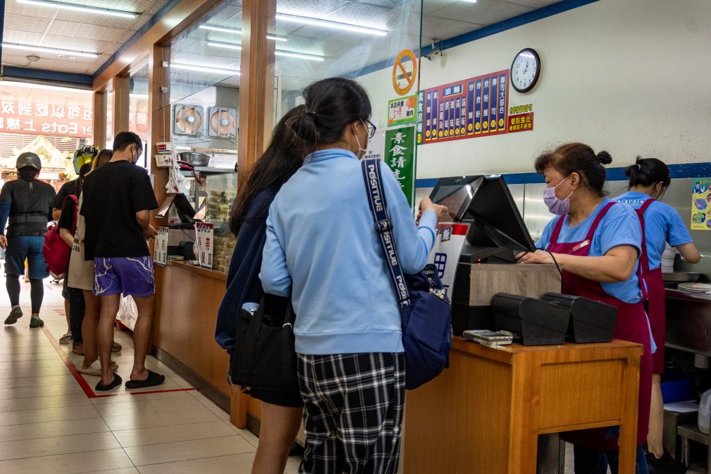 【桃園中壢】雙營涼麵|中壢超高人氣排隊美食|推薦蒜味涼麵加雞絲|鄰近中壢火車站