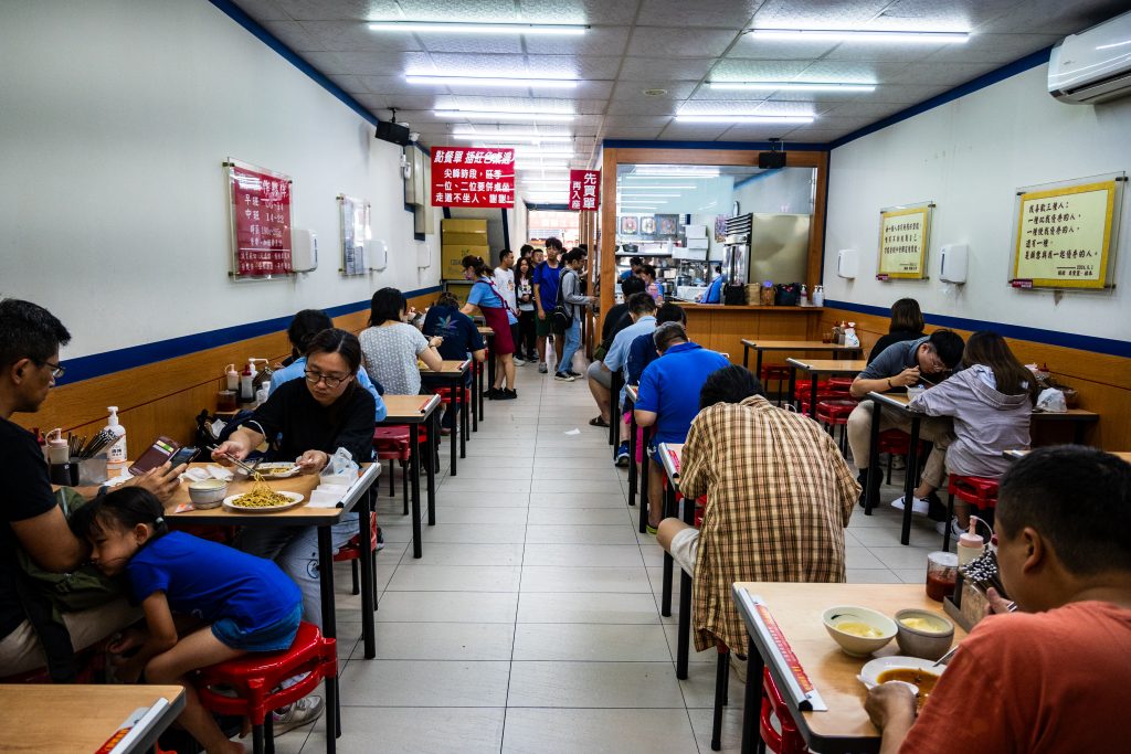 【桃園中壢】雙營涼麵|中壢超高人氣排隊美食|推薦蒜味涼麵加雞絲|鄰近中壢火車站