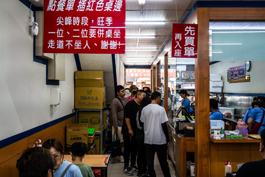 【桃園中壢】雙營涼麵|中壢超高人氣排隊美食|推薦蒜味涼麵加雞絲|鄰近中壢火車站