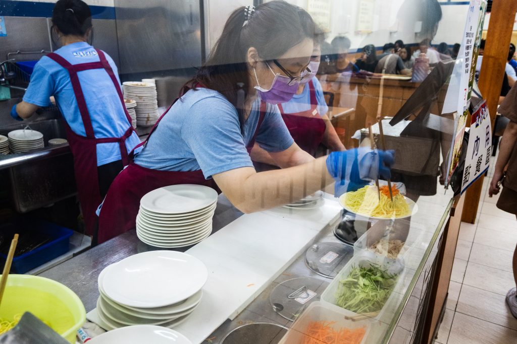 【桃園中壢】雙營涼麵|中壢超高人氣排隊美食|推薦蒜味涼麵加雞絲|鄰近中壢火車站