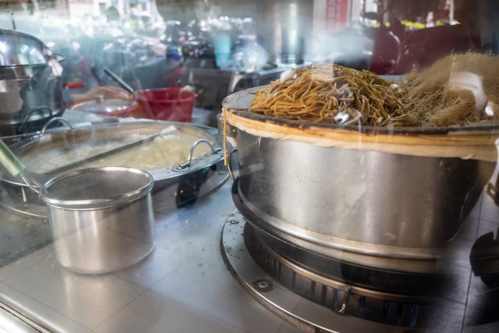 【桃園中壢】雙營涼麵|中壢超高人氣排隊美食|推薦蒜味涼麵加雞絲|鄰近中壢火車站