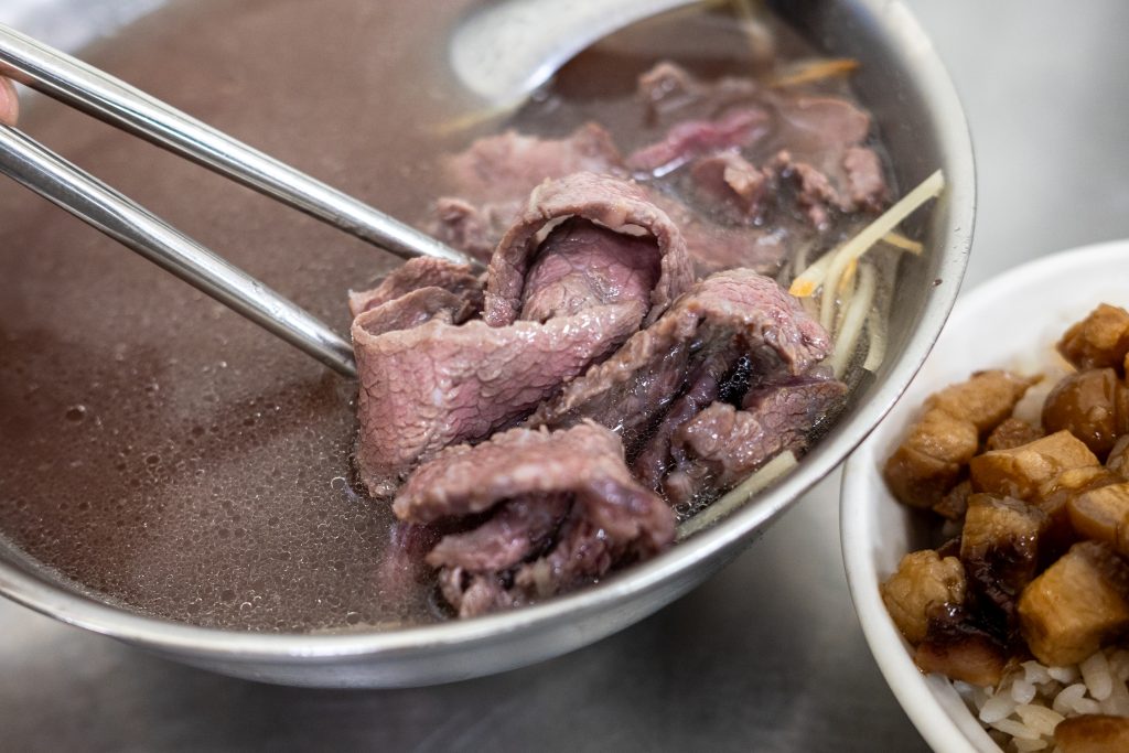 王家牛肉湯的招牌牛肉湯,厚切溫體牛肉鋪滿整碗,湯裡放有薑絲