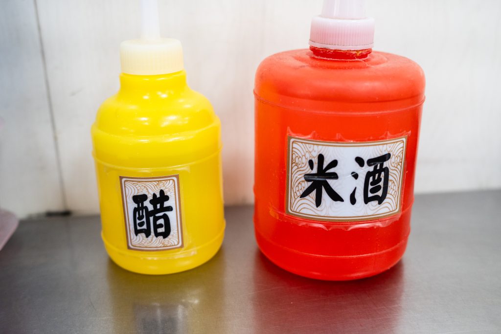 王家牛肉湯桌上的醋與米酒調味瓶,是台南牛肉湯的道地吃法