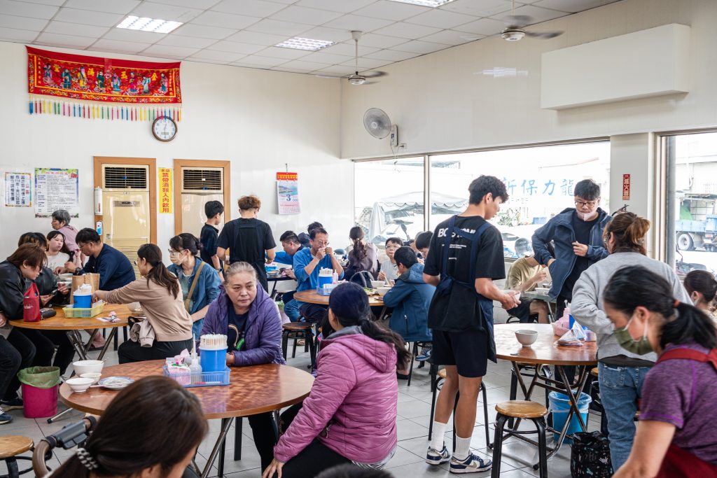 台南永康王家牛肉湯的用餐尖峰時段,店內座無虛席,客人併桌一起喝牛肉湯