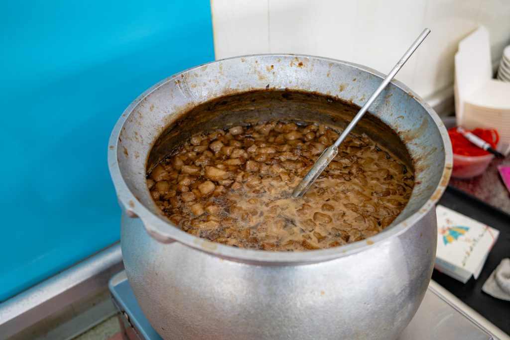 王家牛肉湯的肉燥鍋,整鍋肥肉丁滷汁是肉燥飯的來源