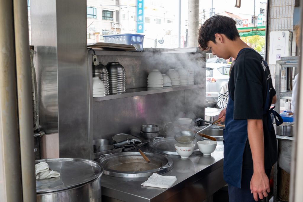 王家牛肉湯的湯檯,店員在蒸氣中一碗一碗現燙溫體牛肉