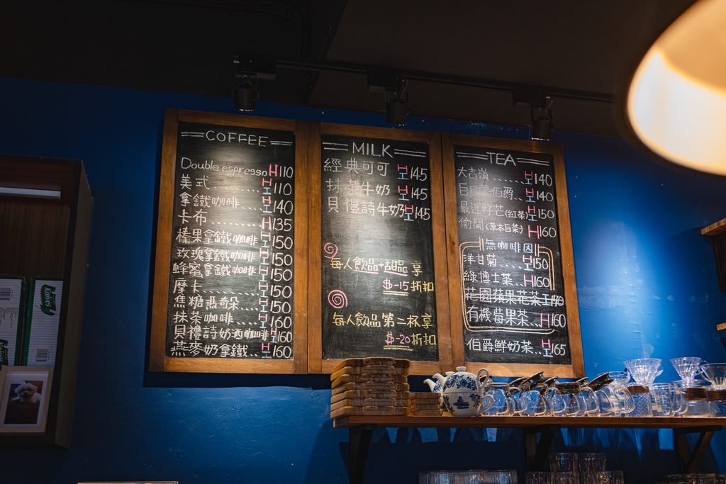 雨聲咖啡手寫黑板菜單,分成 COFFEE、MILK、TEA 三面,美式110元、拿鐵140元、卡布135元、經典可可145元、大吉嶺140元