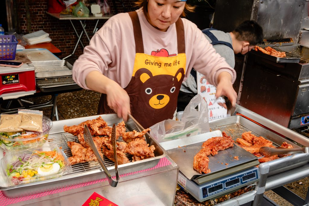 阿角紅燒肉鐵盤上炸好的各部位紅燒肉，三層肉、二層肉、夾心肉、松阪肉形狀各不相同