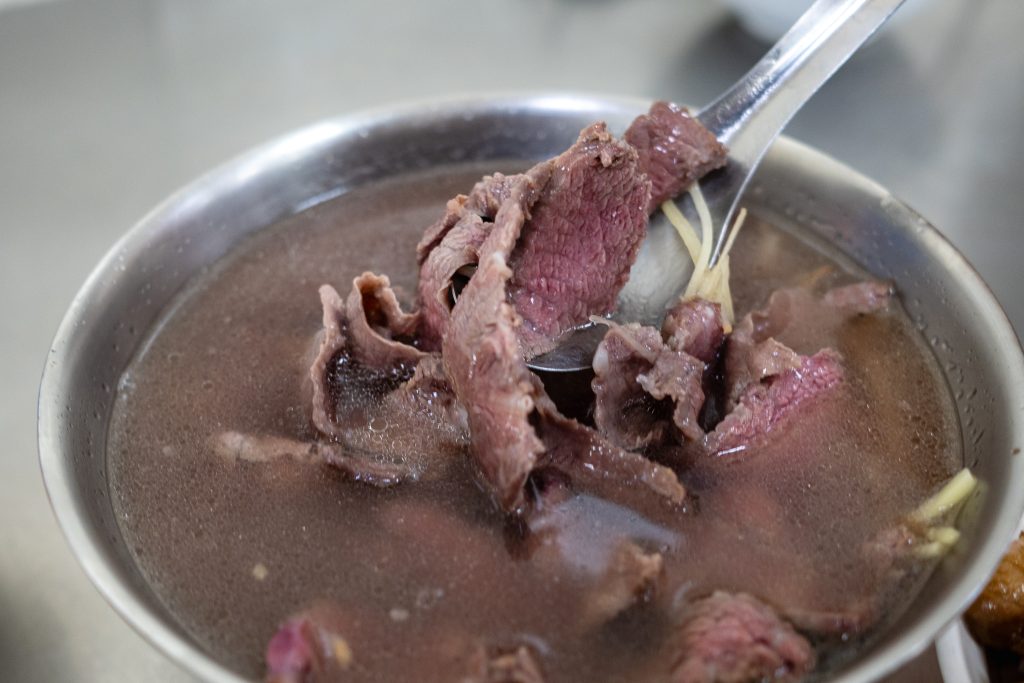 王家牛肉湯的招牌牛肉湯,厚切溫體牛肉鋪滿整碗,湯裡放有薑絲