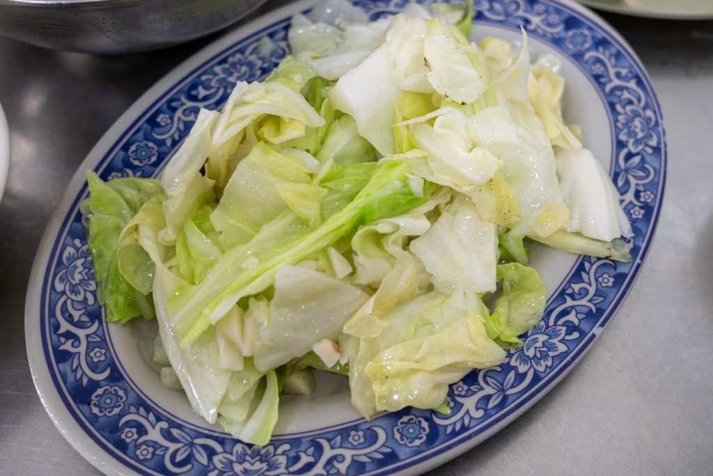 王家牛肉湯的炒高麗菜,用豬油大火快炒,菜葉金黃油亮