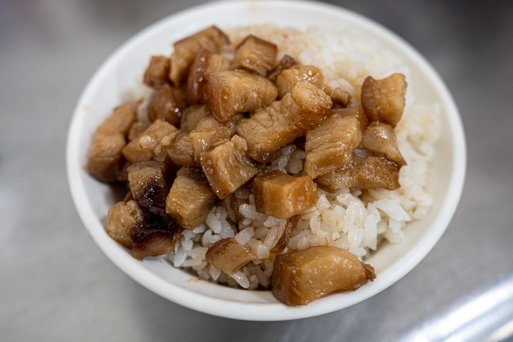 王家牛肉湯的肉燥飯,肥肉丁滷得油亮,內用一碗20元
