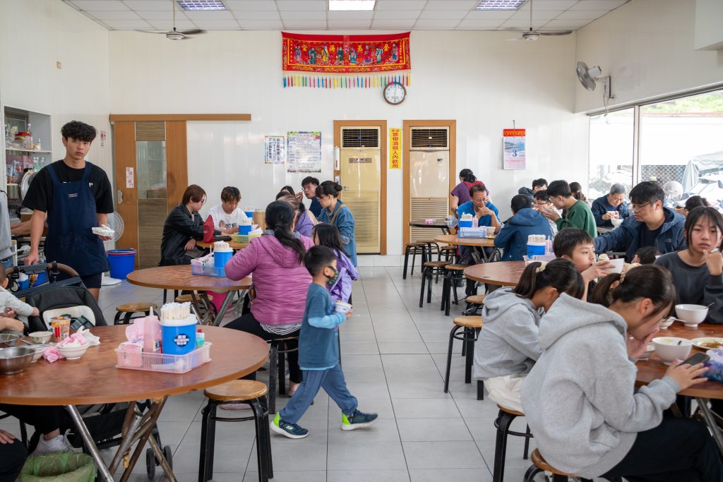 王家牛肉湯的內用空間,大圓桌搭配圓凳,用餐時段坐滿在地客人