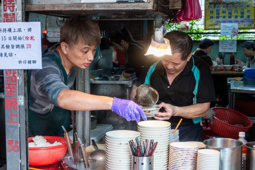 許仔豬腳麵線的豬腳白湯,慈聖宮美食街攤位