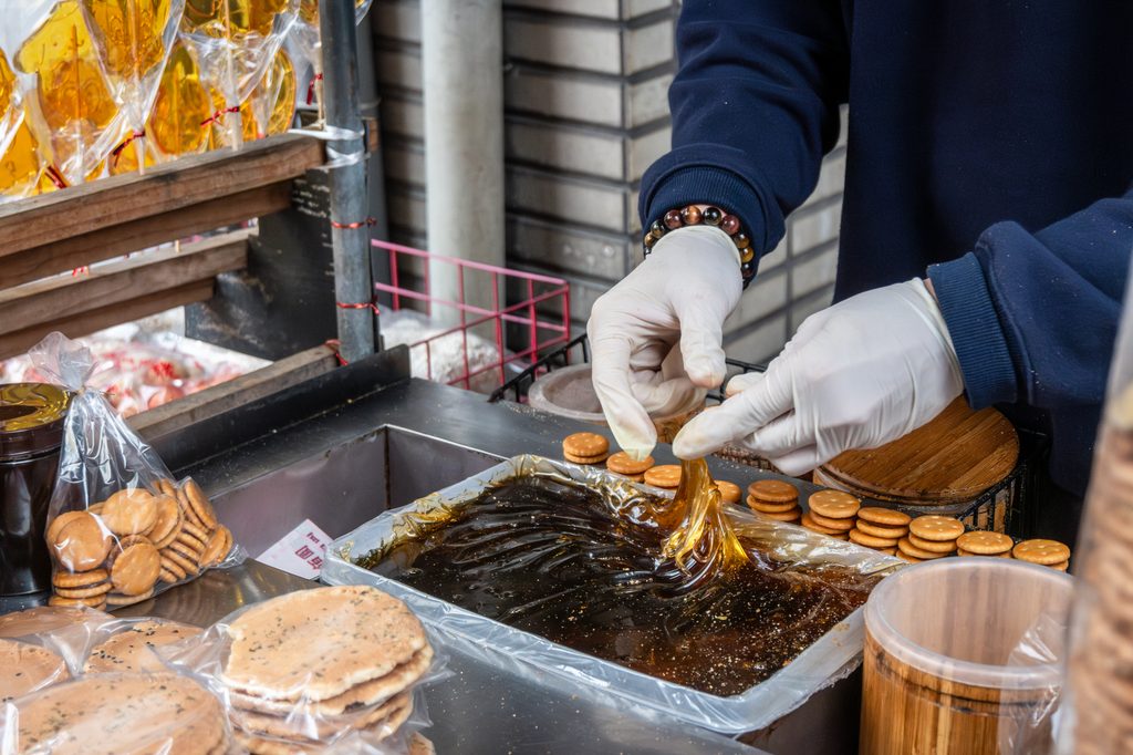 迪化街純正麥芽餅的攤車與手工拉絲麥芽餅