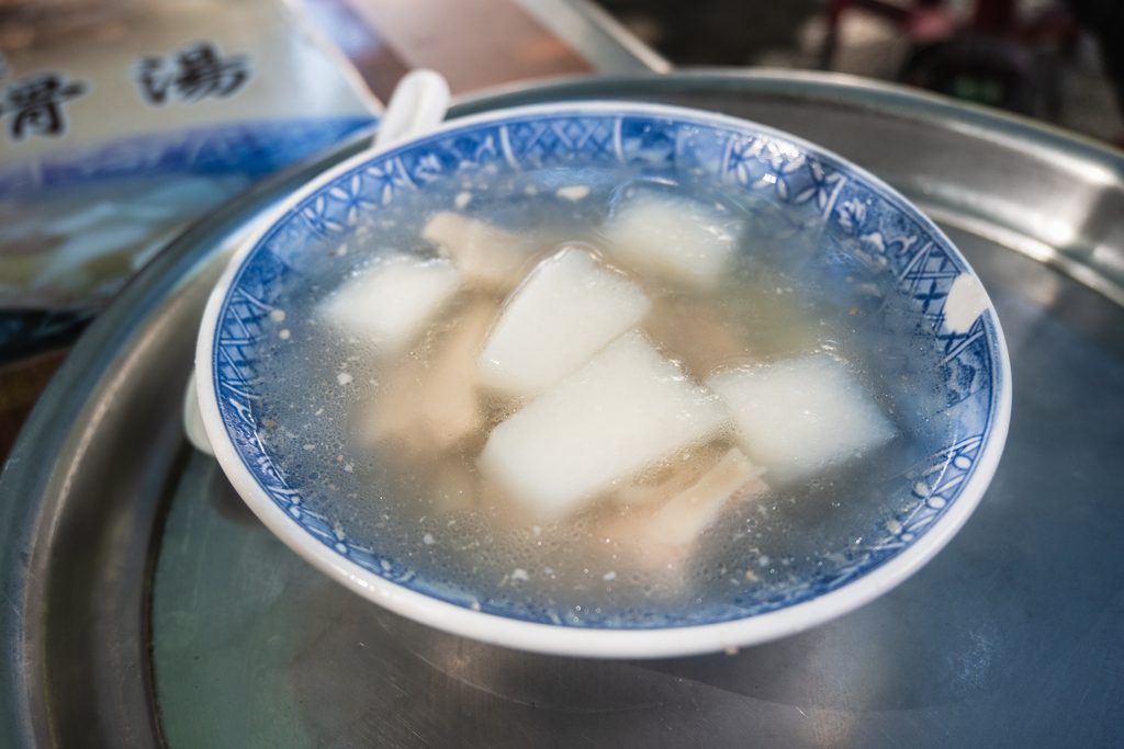 俯視角度的原汁排骨湯，清澈湯頭裡有數塊白蘿蔔與排骨